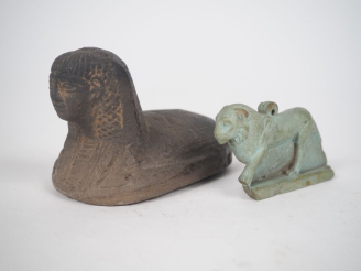Vente aux enchères Amulette en faïence egyptienne fiugrant un lion marchant. Basse époque