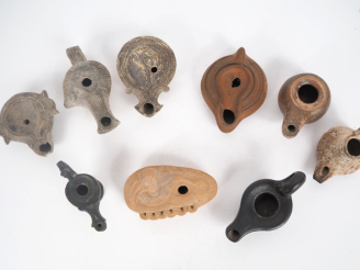 Vente aux enchères 9 différentes lampes hellénistique, romaines ou dans le goût antique. 