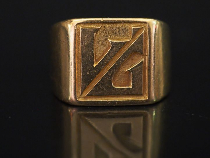 Chevalière en or, à décor de monogramme. TDD. 50  Poids : 18,72 g (à c