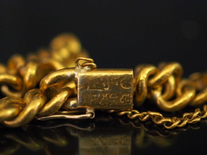 Bracelet gourmette en or.  Poids : 51 g   