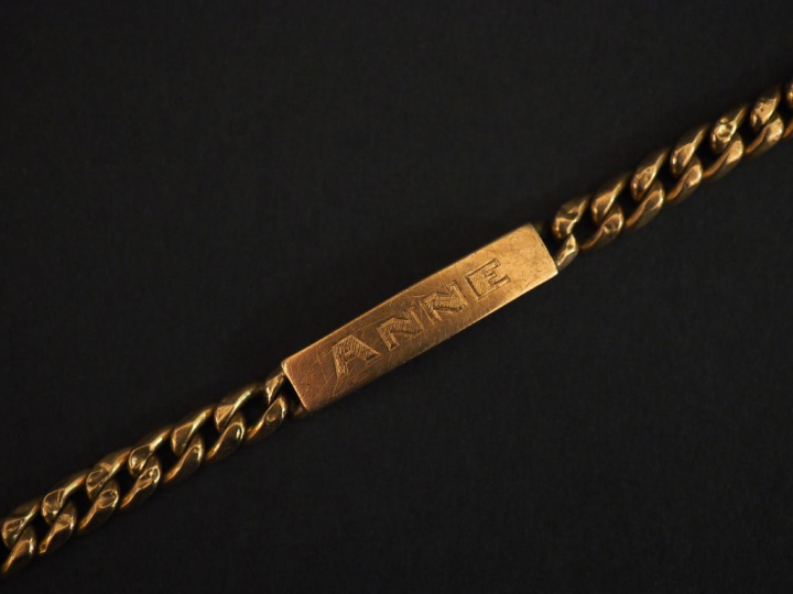 Bracelet gourmette en or, gravé "Anne".  Poids : 8,60 g   