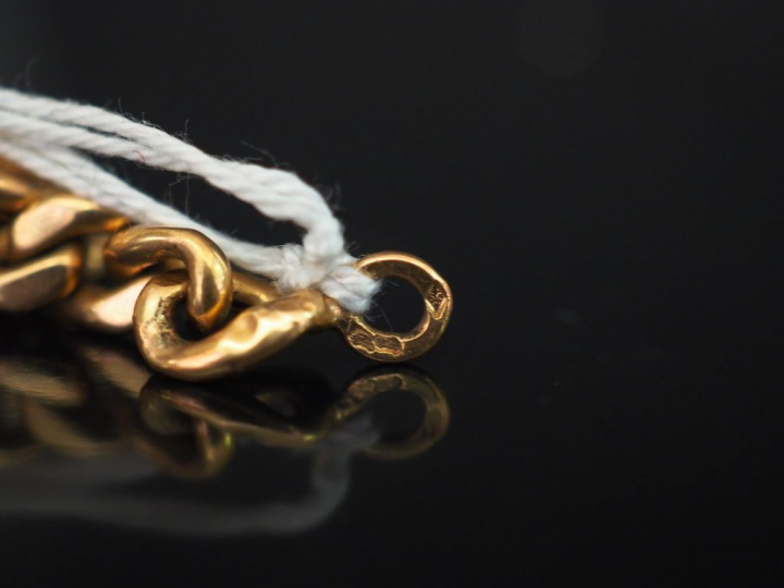 Bracelet gourmette en or, gravé "Anne".  Poids : 8,60 g   