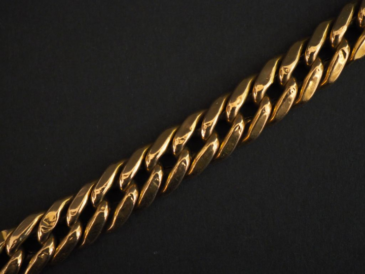 Gourmette en or (cassée). Poids : 16,40 g   