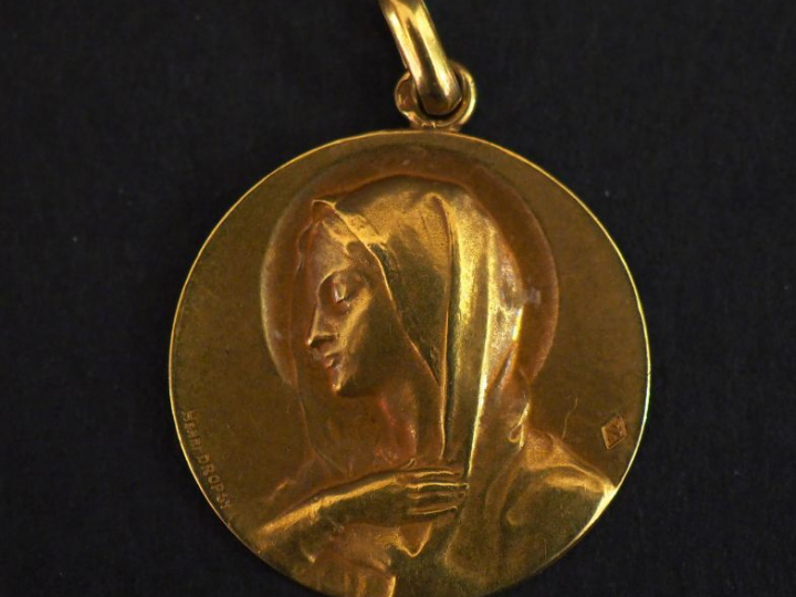 Médaille de baptême en or.  Poids : 2,57 g   
