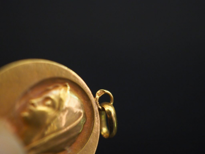 Médaille de baptême en or.  Poids : 2,57 g   