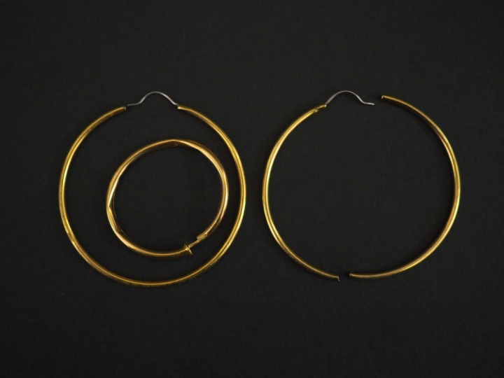 Lot de créoles dont une en or.  Poids : 0,90 g (accidents)   