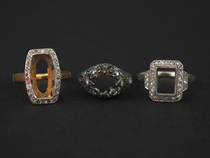 3 montures de bagues anciennes en or, platine et argent (?).  Poids te