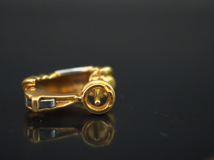 Paire de perce oreilles en or deux tons. Poids : 7,13 g   