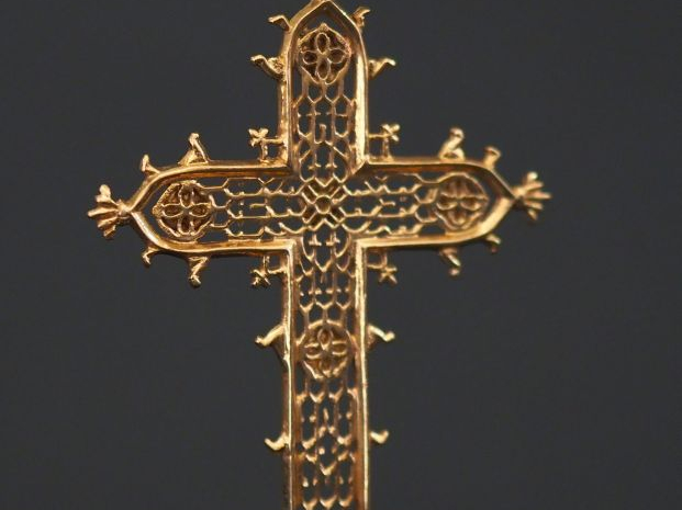 Croix en or ajouré, ornée de six perles.  Poids tel : 5,78 g   
