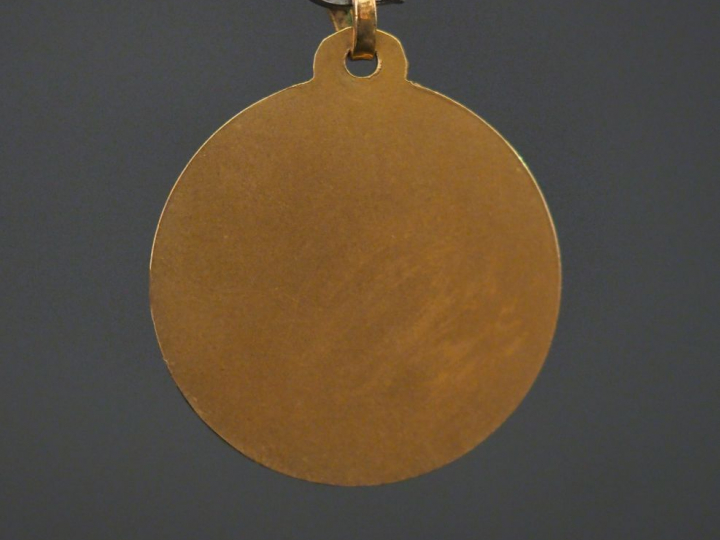 Médaille de baptême en or 14 k. Poids : 6,5 g   