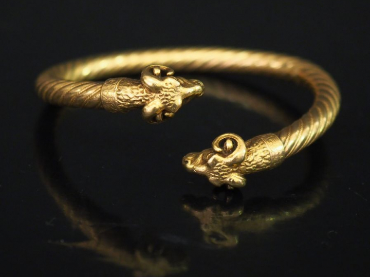 Bracelet en or, à décor de côtes torses terminée par deux têtes de bél
