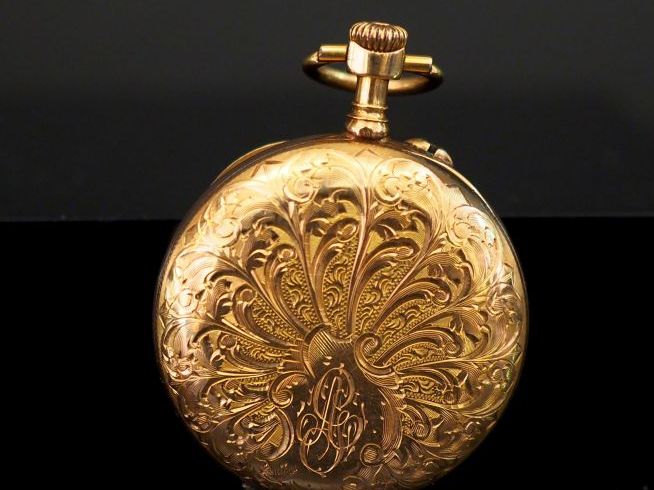Montre de col Napoléon III en or jaune. Double fonds en or jaune. Poid