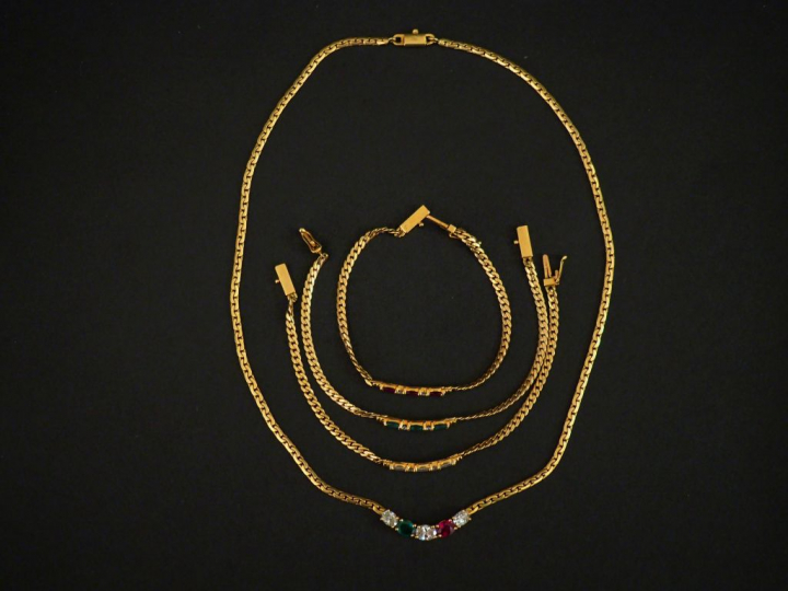 Parure en or jaune et pierres de couleur comprenant :  - un collier en