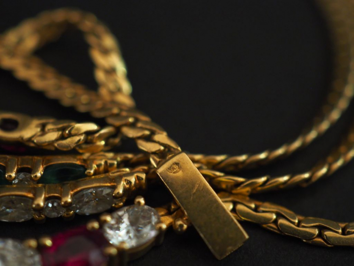 Parure en or jaune et pierres de couleur comprenant :  - un collier en