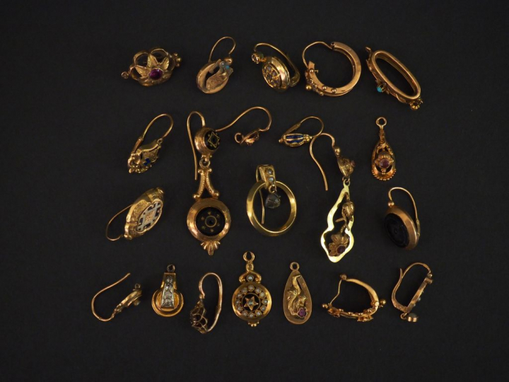Ensemble de pendants d'oreilles Napoléon III en or, pierres dures, éma