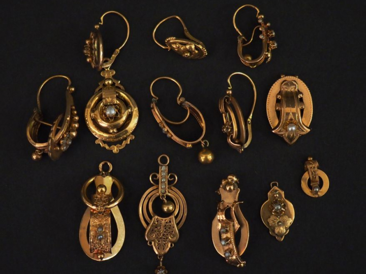 Ensemble de pendants d'oreilles Napoléon III en or et perles.  Poids t