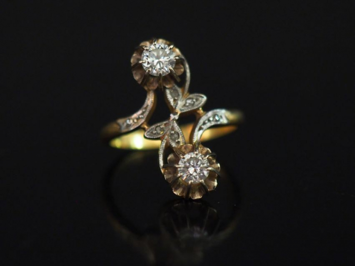 Bague 1900 dite "Toi et Moi" en or jaune, sertie de deux diamants et d