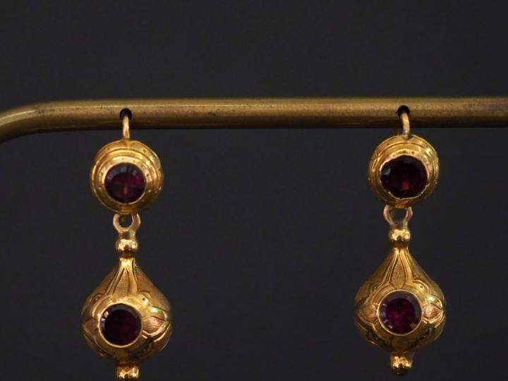 Paire de pendants d'oreilles Napoléon III en or et grenats ou améthyst