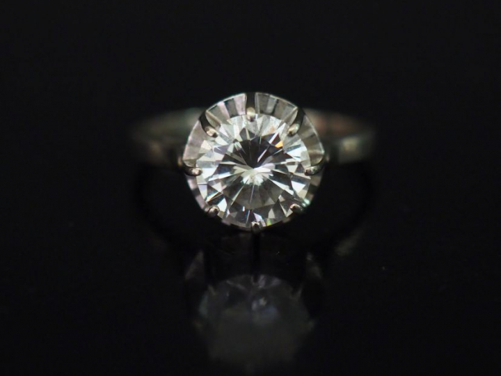 Bague en or blanc et diamant solitaire de 1,5 cts environ. Poids : 3,4
