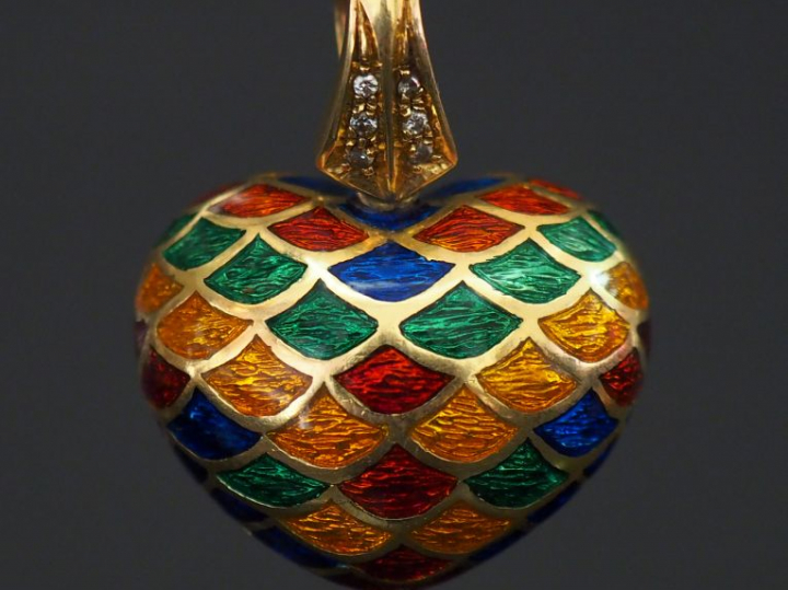 Pendentif en forme de cœur, en or ajouré, émaux polychromes, fermoir a