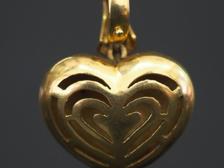 Pendentif en forme de cœur, en or ajouré, émaux polychromes, fermoir a