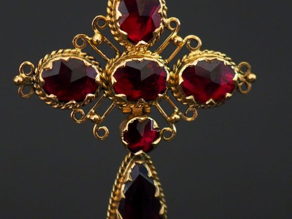 Croix pendentif articulée en or et grenats. Poids tel : 7,10 g   