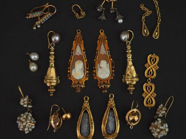 Bel ensemble de pendants d'oreilles Napoléon III en or, perles, roses,