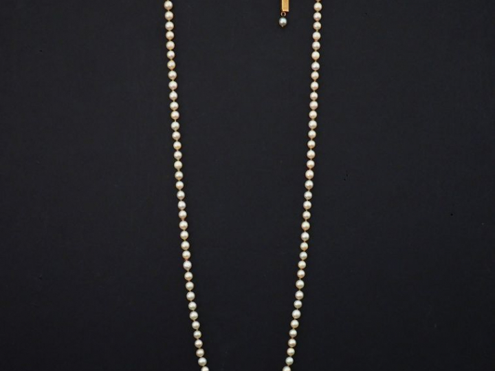 Collier de perles blanches. Fermoir en or jaune.  Poids tel. 17,80 g (