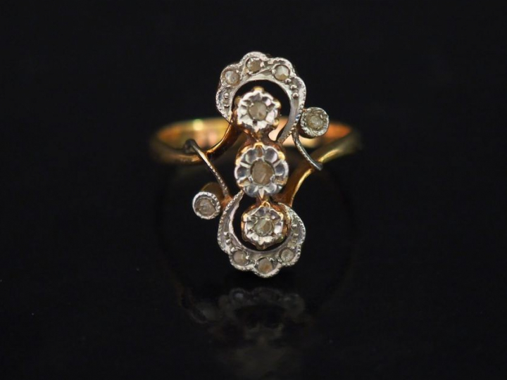 Bague ancienne ajourée en or jaune et pierres à l'imitation du diamant