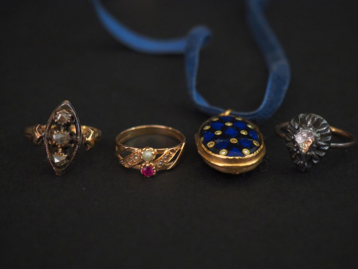 - Pendentif Napoléon III en or jaune, émail bleu nuit et or, ruban de 