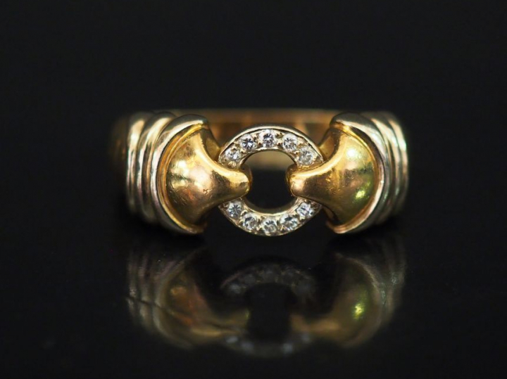 Bague en or jaune, à décor en son centre d'un cercle serti de petits d