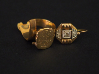 Vente aux enchères Perce oreille en or et pierre.  Bague en or (cassée) Poids tel : 3,94 