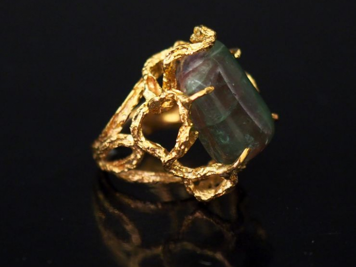 Bague moderniste en or et quartz, belle monture ajourée. Poids tel : 1