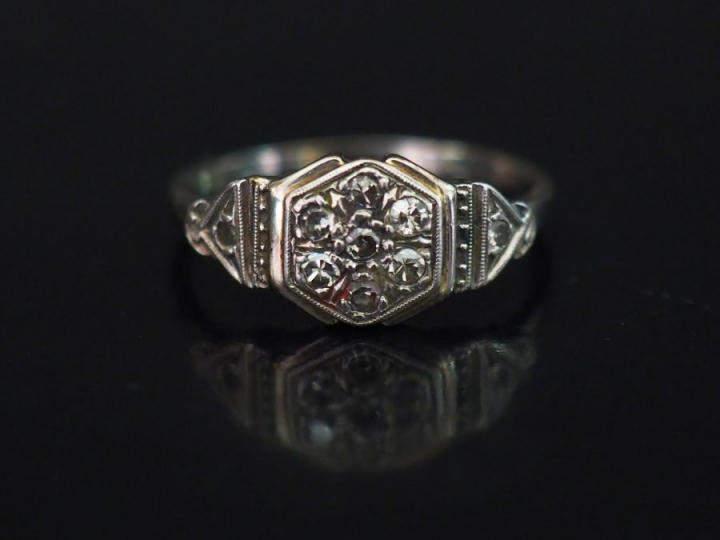 Bague marguerite 1930 en platine et diamants taillés en rose. Poids te