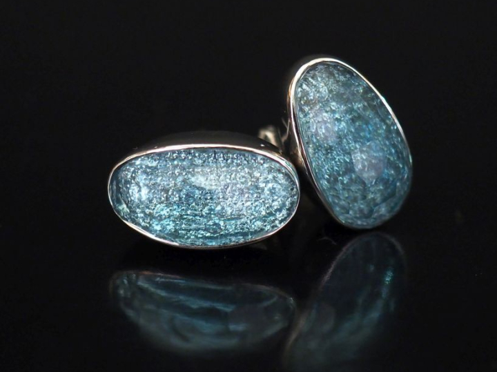 Paire de perce-oreilles en argent et cristal ou verre bleu ciel.  Poid