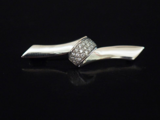 Vente aux enchères Broche de forme ruban en or blanc et pavage de diamants. Poids tel : 5