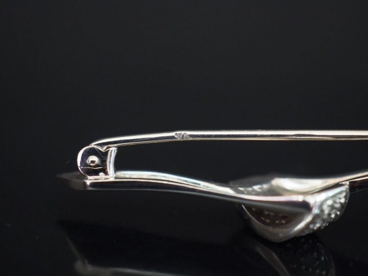 Broche de forme ruban en or blanc et pavage de diamants. Poids tel : 5