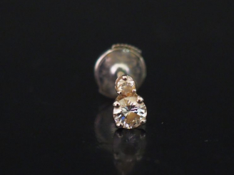 Vente aux enchères Perce oreille en or blanc serti de deux diamants, fermoir système Alpa