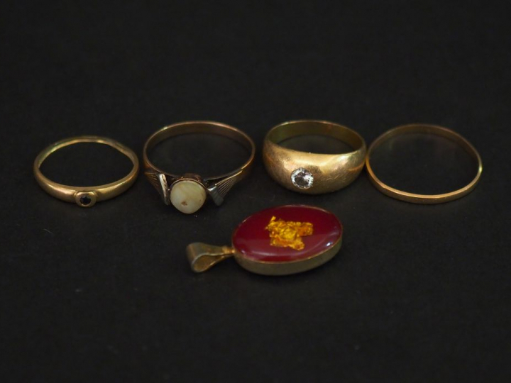 Ensemble comprenant :  - une bague dôme en or jaune, agrémentée d'un p