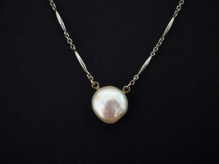 Collier en or blanc et pendentif perle baroque. Poids tel : 6,11 g   