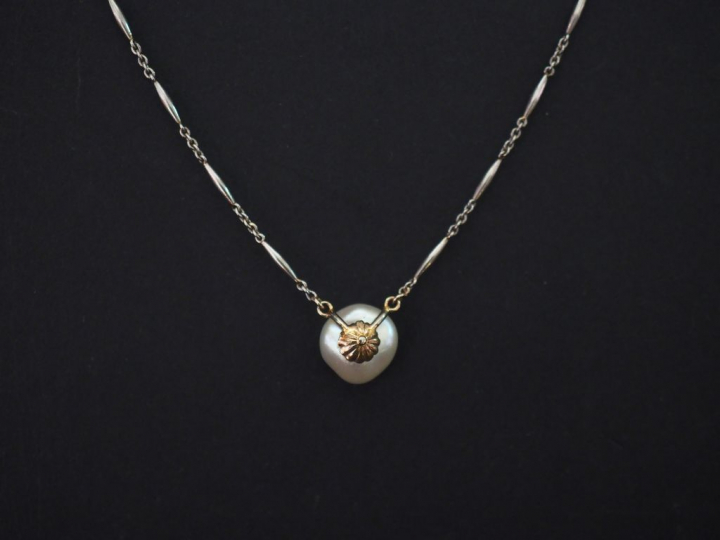 Collier en or blanc et pendentif perle baroque. Poids tel : 6,11 g   