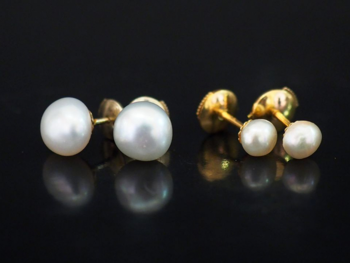 2 paires de perce oreilles en or et perles blanche, fermoir système Al