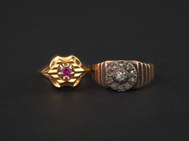 2 bagues anciennes or, diamant et pierre de couleur. Poids tel : 6,50 