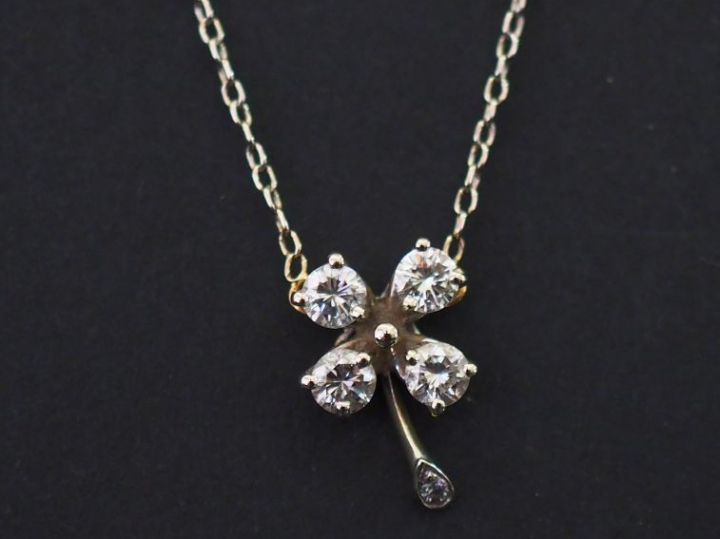 Pendentif et sa chaine en or blanc, en forme de trèfle à quatre feuill