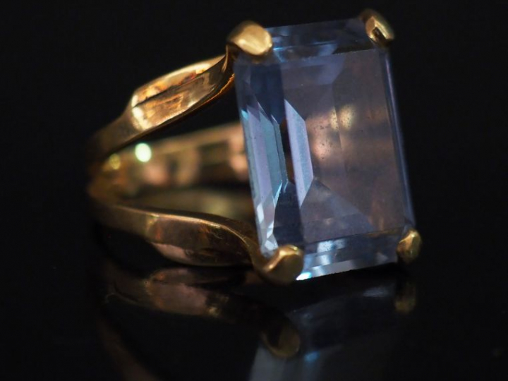 Bague en or jaune, sertie en son centre d'un quartz bleu, taille émera