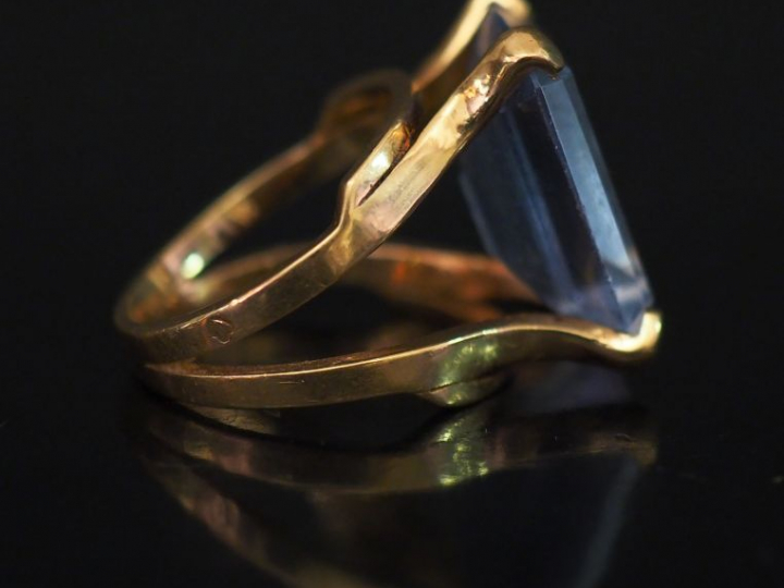 Bague en or jaune, sertie en son centre d'un quartz bleu, taille émera