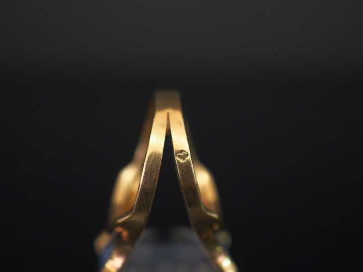Bague en or jaune, sertie en son centre d'un quartz bleu, taille émera