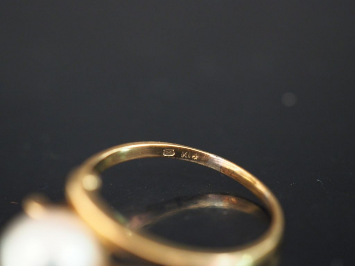 Bague de forme stylisée et ajourée en or jaune, sertie en son centre d