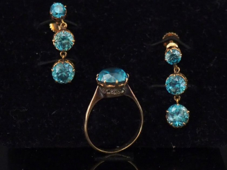 Vente aux enchères Demi-parure en or jaune 14k, sertie de pierres bleues. Comprenant :  -