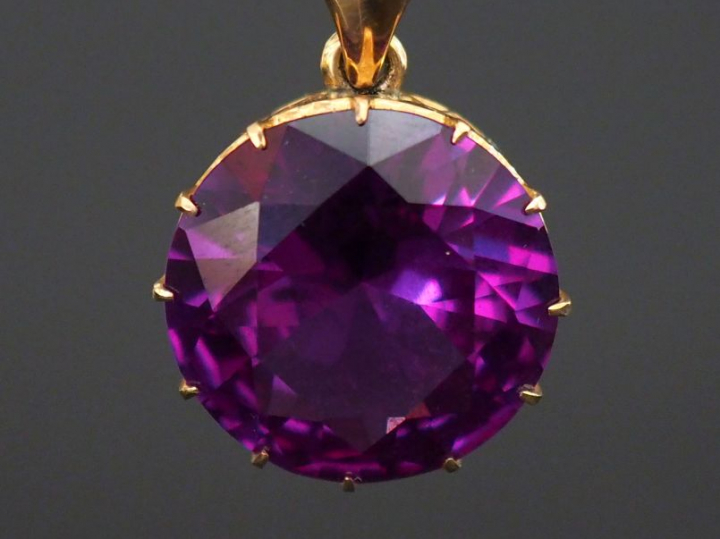 Pendentif circulaire en or jaune 14k, serti en son centre d'une pierre